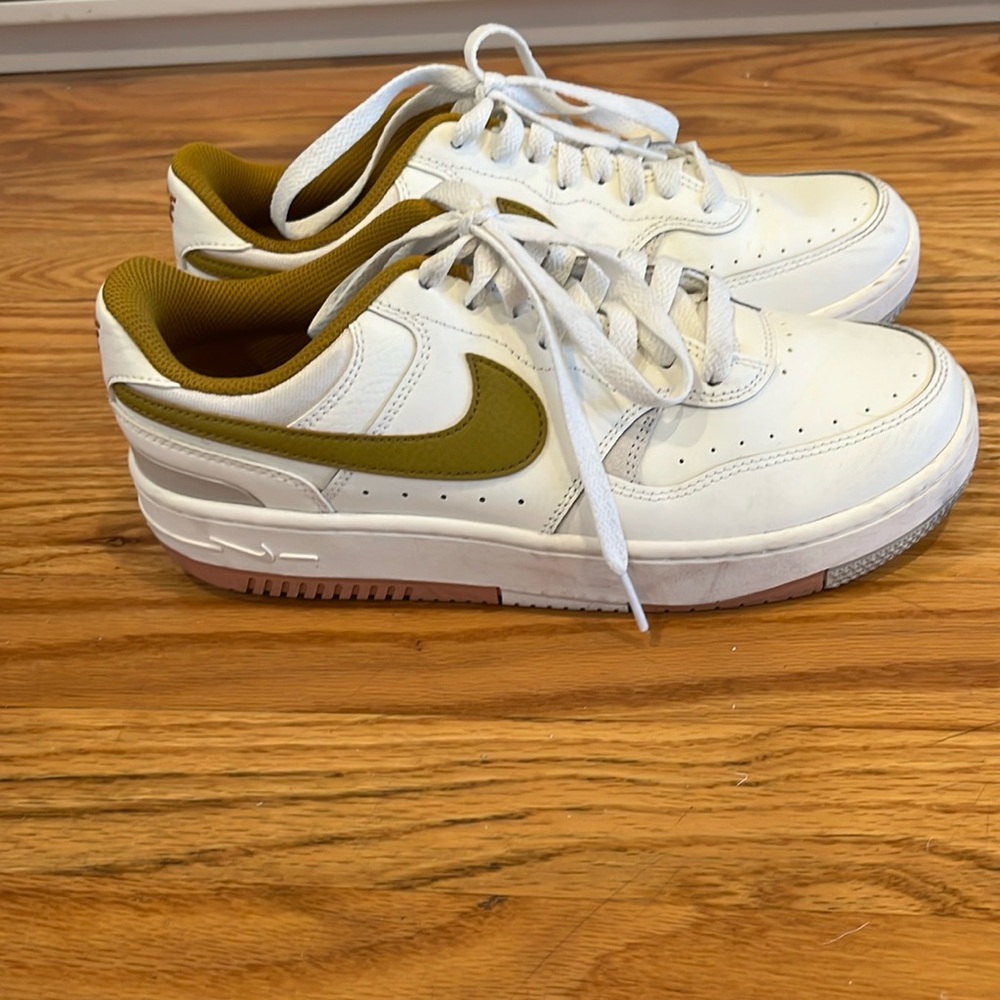 Women’s Nike Gamma Force Sneaker Size 8